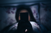 دراسة جدلية تشكك في أضرار تصفح الهاتف قبل النوم