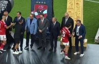 موقف محرج وغريب.. زيزو يرفض مصافحة نائب رئيس الزمالك في مراسم السوبر المصري (فيديو)