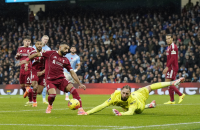 أسطورة مانشستر يونايتد يهاجم صلاح بعد سقوط ليفربول أمام مانشستر سيتي