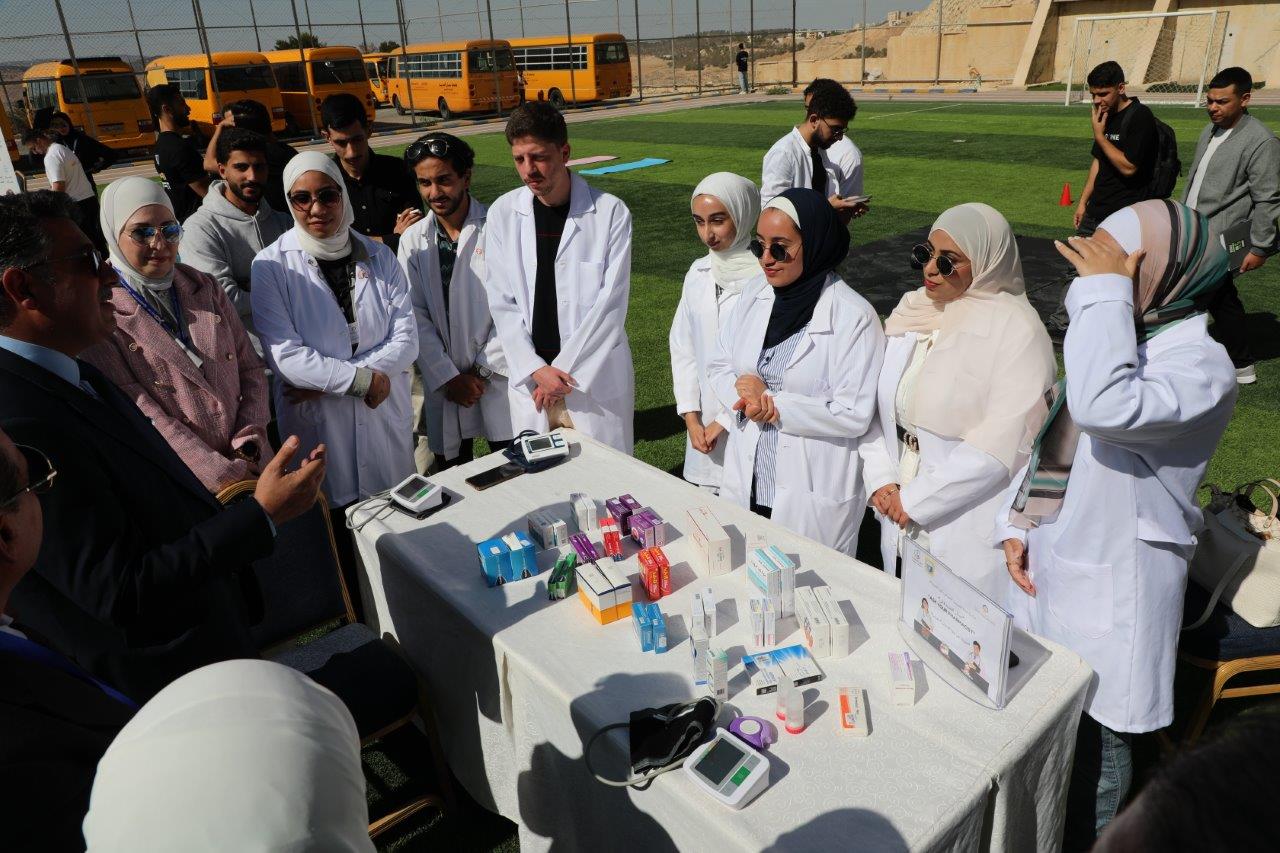 صيدلة عمان العربية تنظم اليوم الصحي لمنتسبيها تحت شعار صحتك بتهمنا - صور