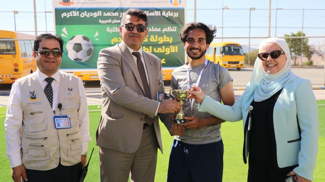 فريق طلبة كلية صيدلة عمان العربية يتوج ببطولة كرة القدم على مستوى كليات الجامعة