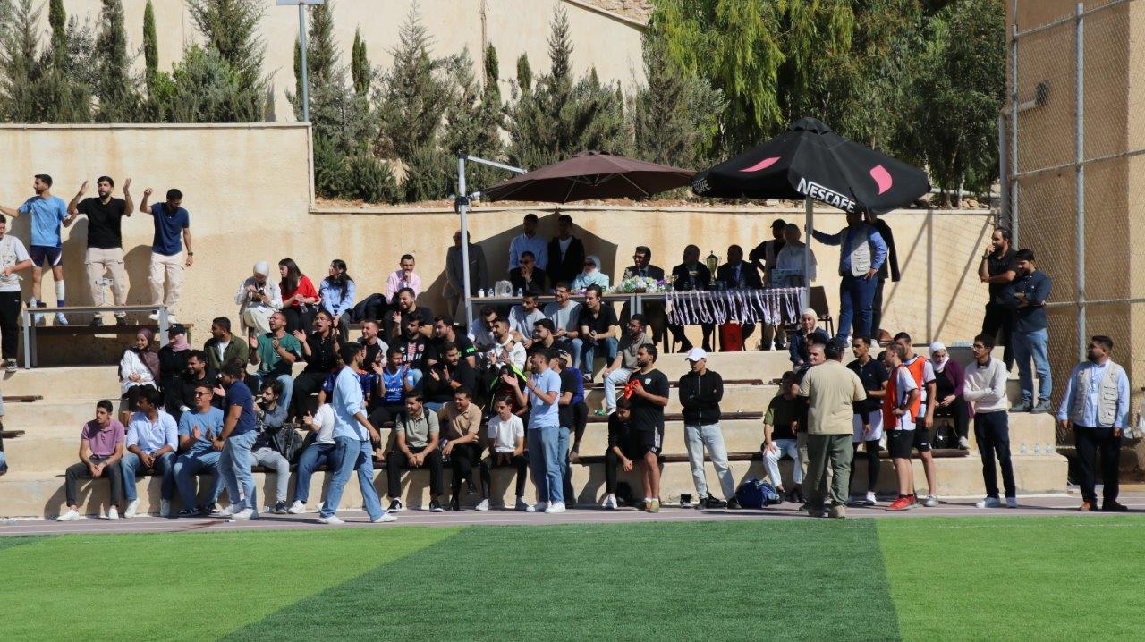 فريق طلبة كلية صيدلة عمان العربية يتوج ببطولة كرة القدم على مستوى كليات الجامعة