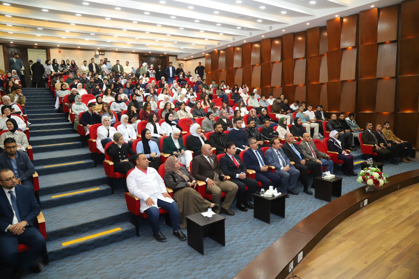 جامعة البترا تنظم اللقاء الترحيبي والتنويري لطلبة طب الأسنان وتكرم المتفوقين
