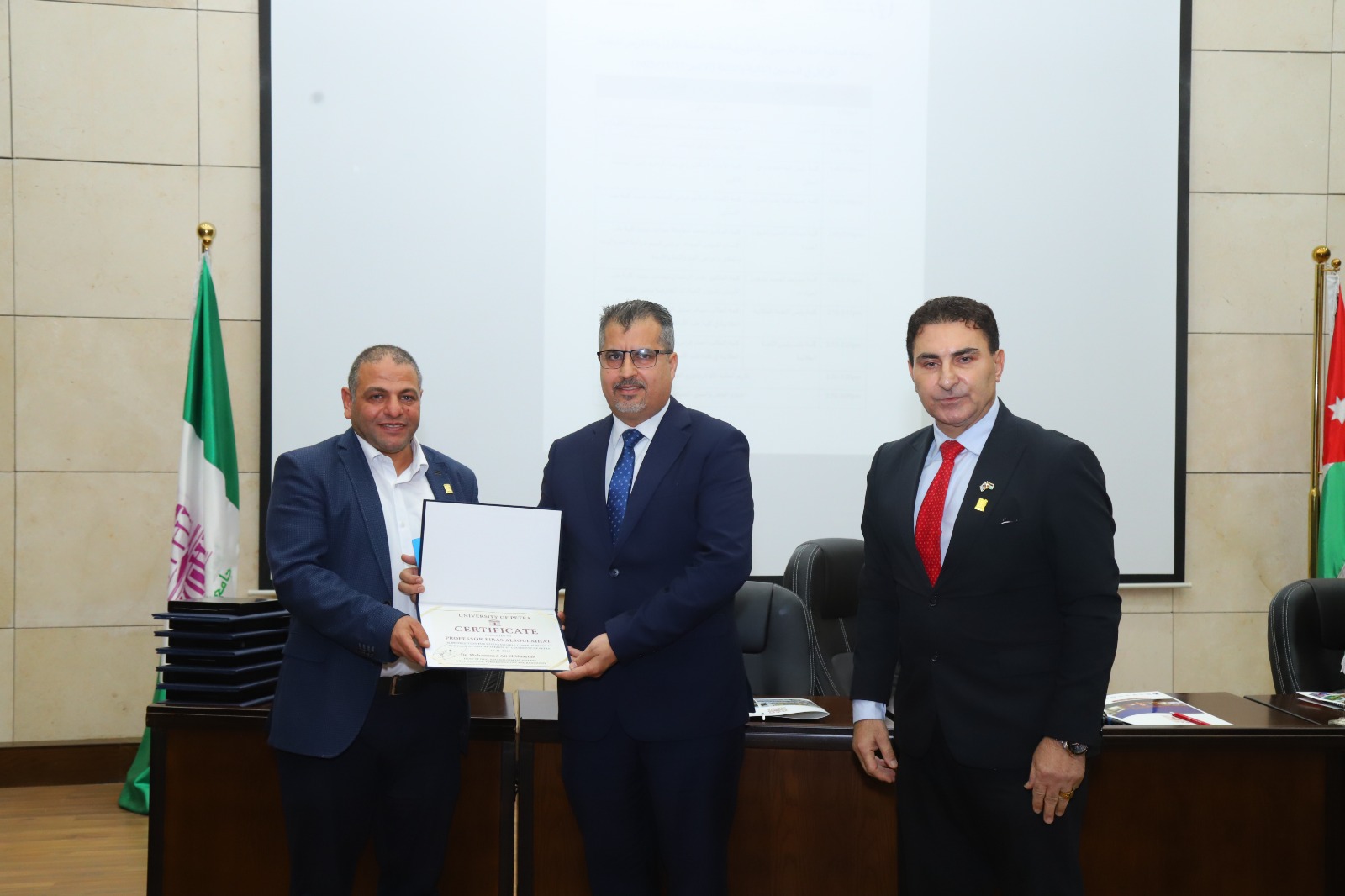 جامعة البترا تنظم اللقاء الترحيبي والتنويري لطلبة طب الأسنان وتكرم المتفوقين