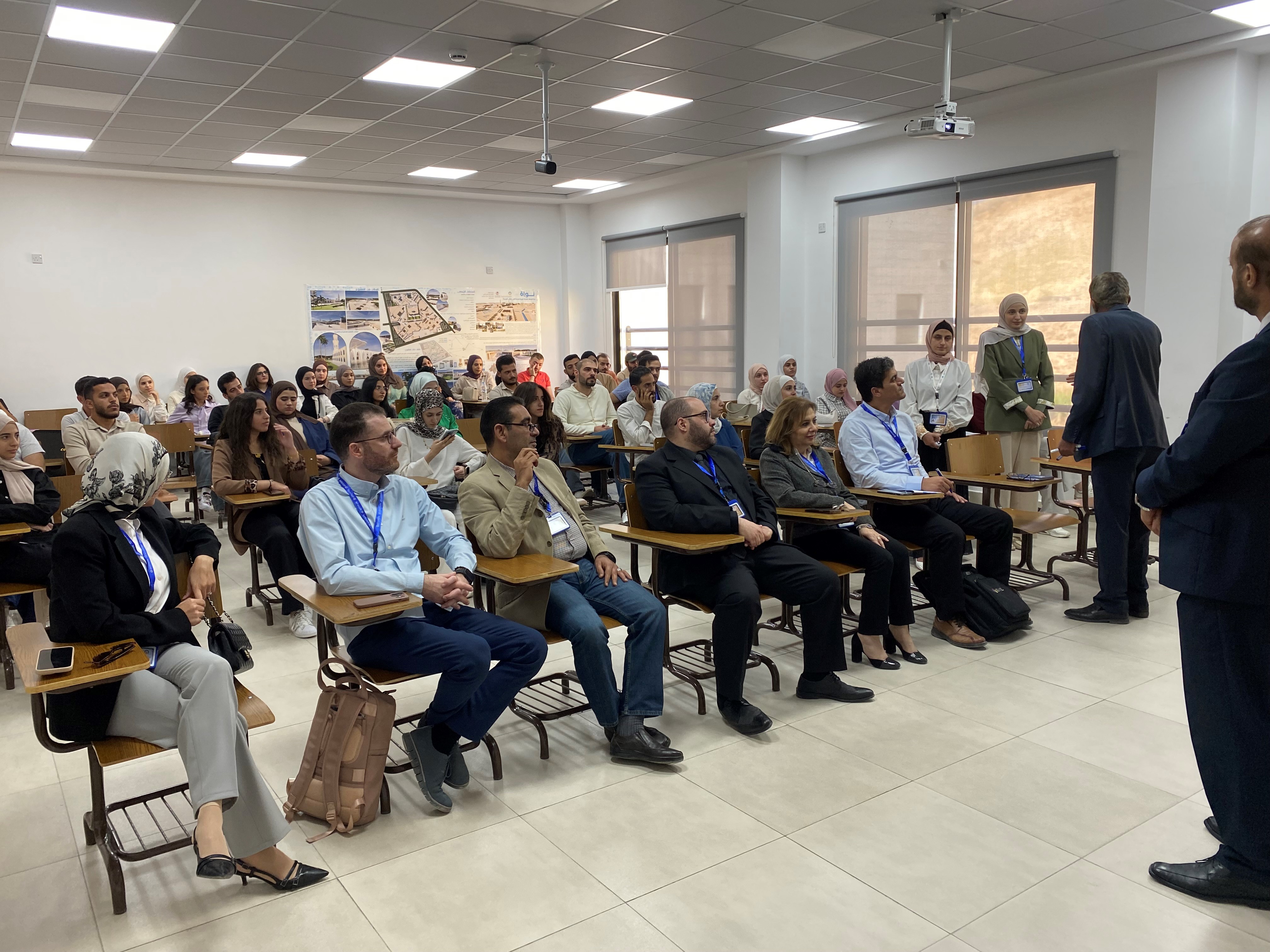 كلية الهندسة في عمان العربية تلتقي بطلبتها