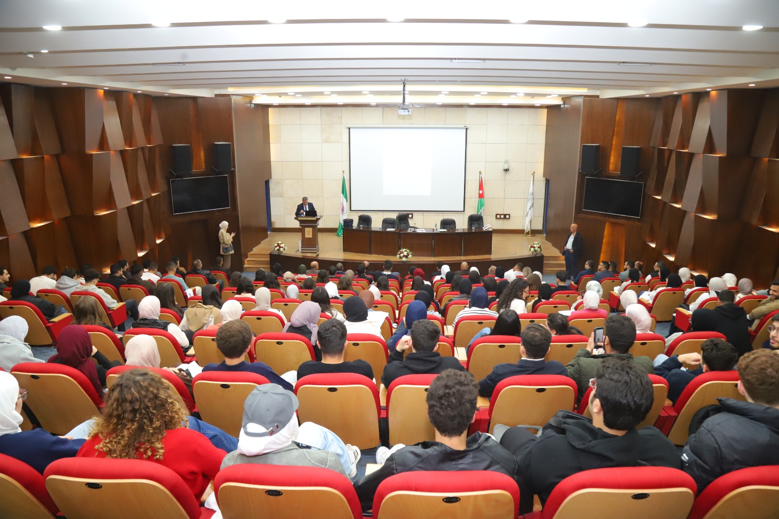 جامعة البترا تنظم اللقاء الترحيبي والتنويري لطلبة طب الأسنان وتكرم المتفوقين