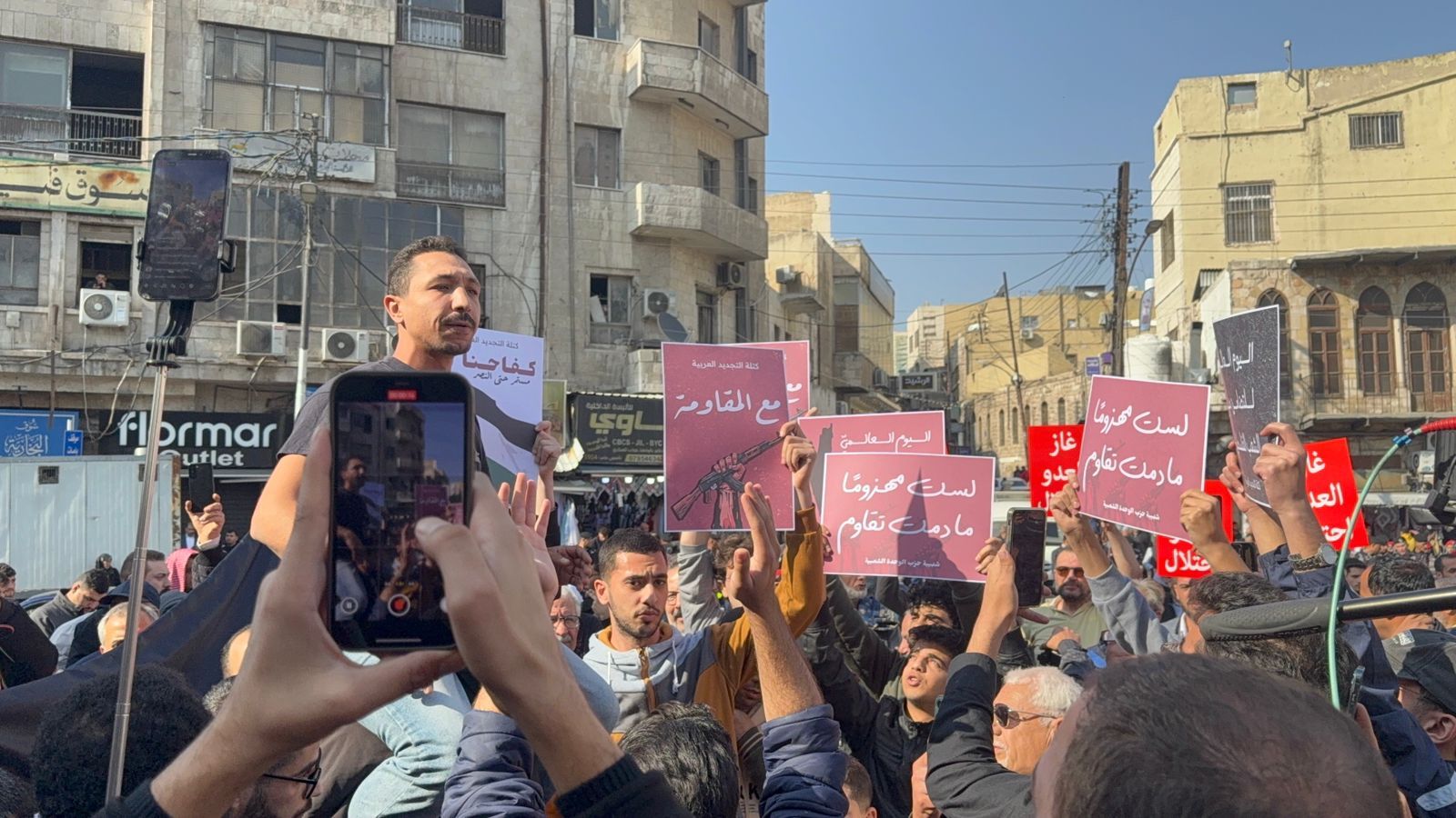 مئات الاردنيين يشاركون في وقفة وسط البلد: الكيان الصهيوني تهديد وجودي للأمة - فيديو