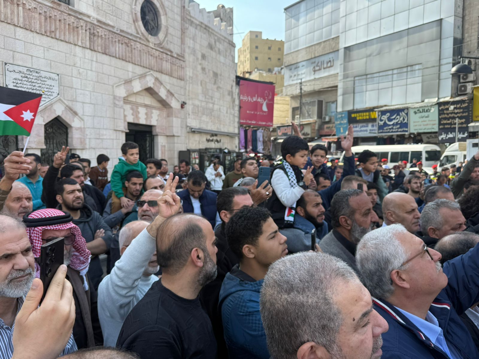 مئات الاردنيين يشاركون في وقفة وسط البلد: الكيان الصهيوني تهديد وجودي للأمة - فيديو