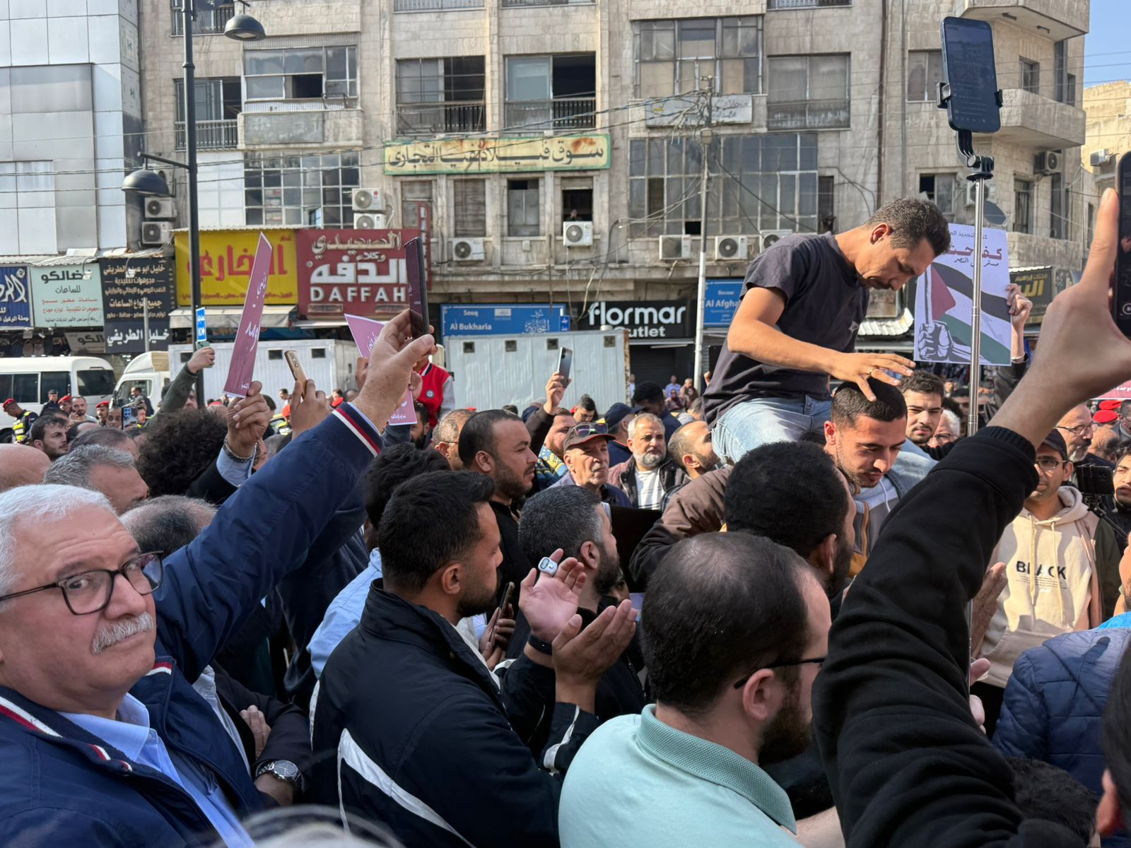 مئات الاردنيين يشاركون في وقفة وسط البلد: الكيان الصهيوني تهديد وجودي للأمة - فيديو