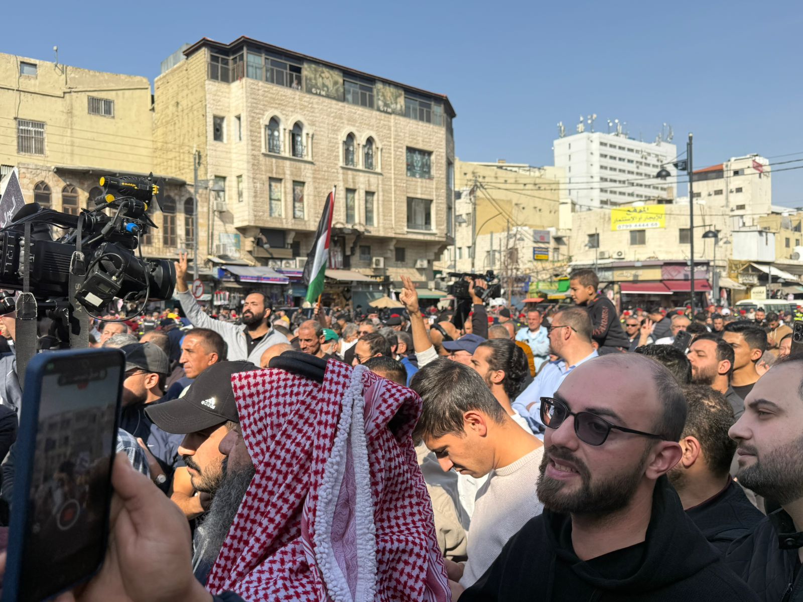 مئات الاردنيين يشاركون في وقفة وسط البلد: الكيان الصهيوني تهديد وجودي للأمة - فيديو