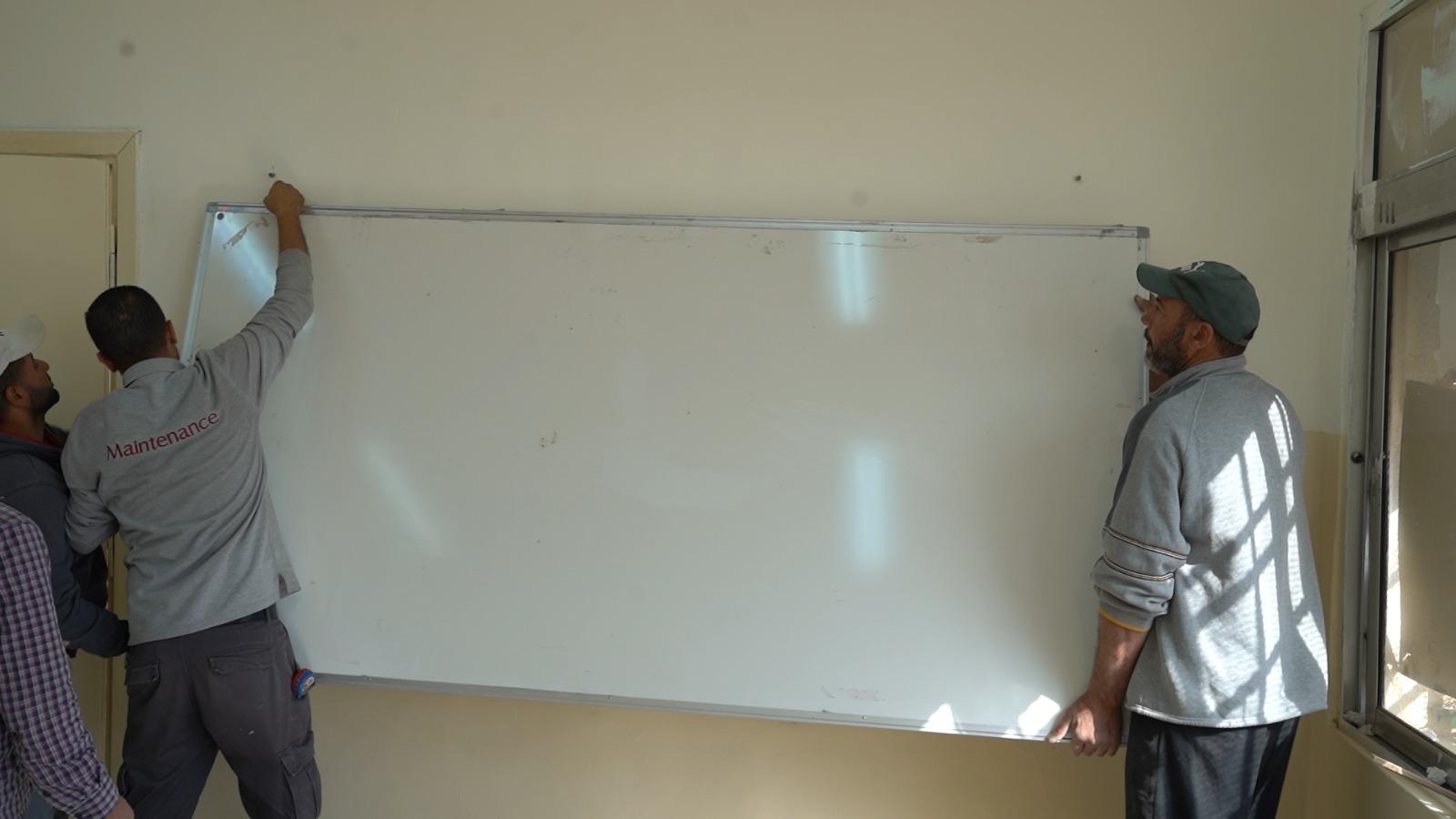 الشرق الأوسط تقدم أثاثا وتنفذ أعمال صيانة لمدرسة اللبن الثانوية للبنين ومدرسة اللبن الشاملة المختلطة للبنات