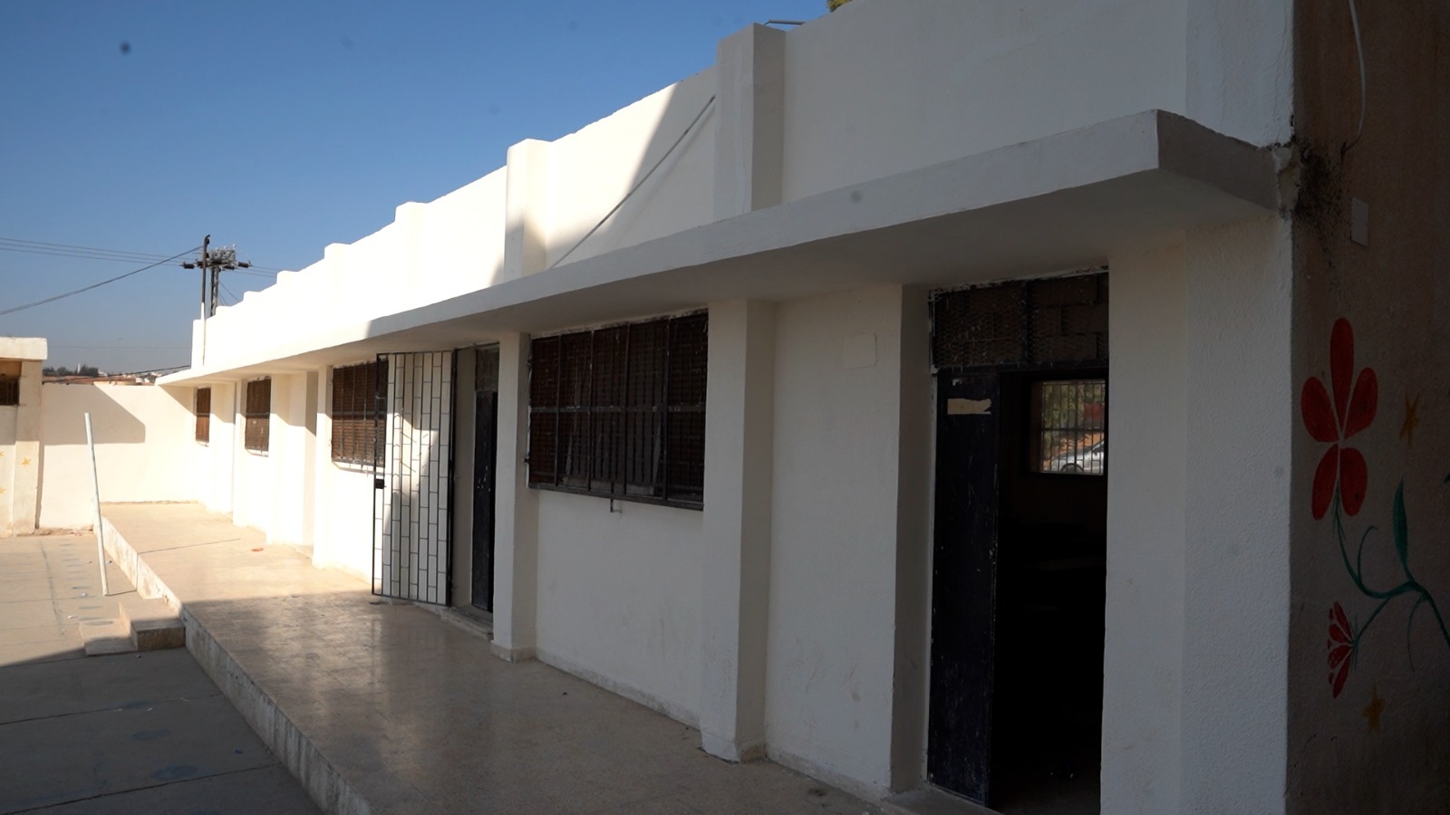 الشرق الأوسط تقدم أثاثا وتنفذ أعمال صيانة لمدرسة اللبن الثانوية للبنين ومدرسة اللبن الشاملة المختلطة للبنات