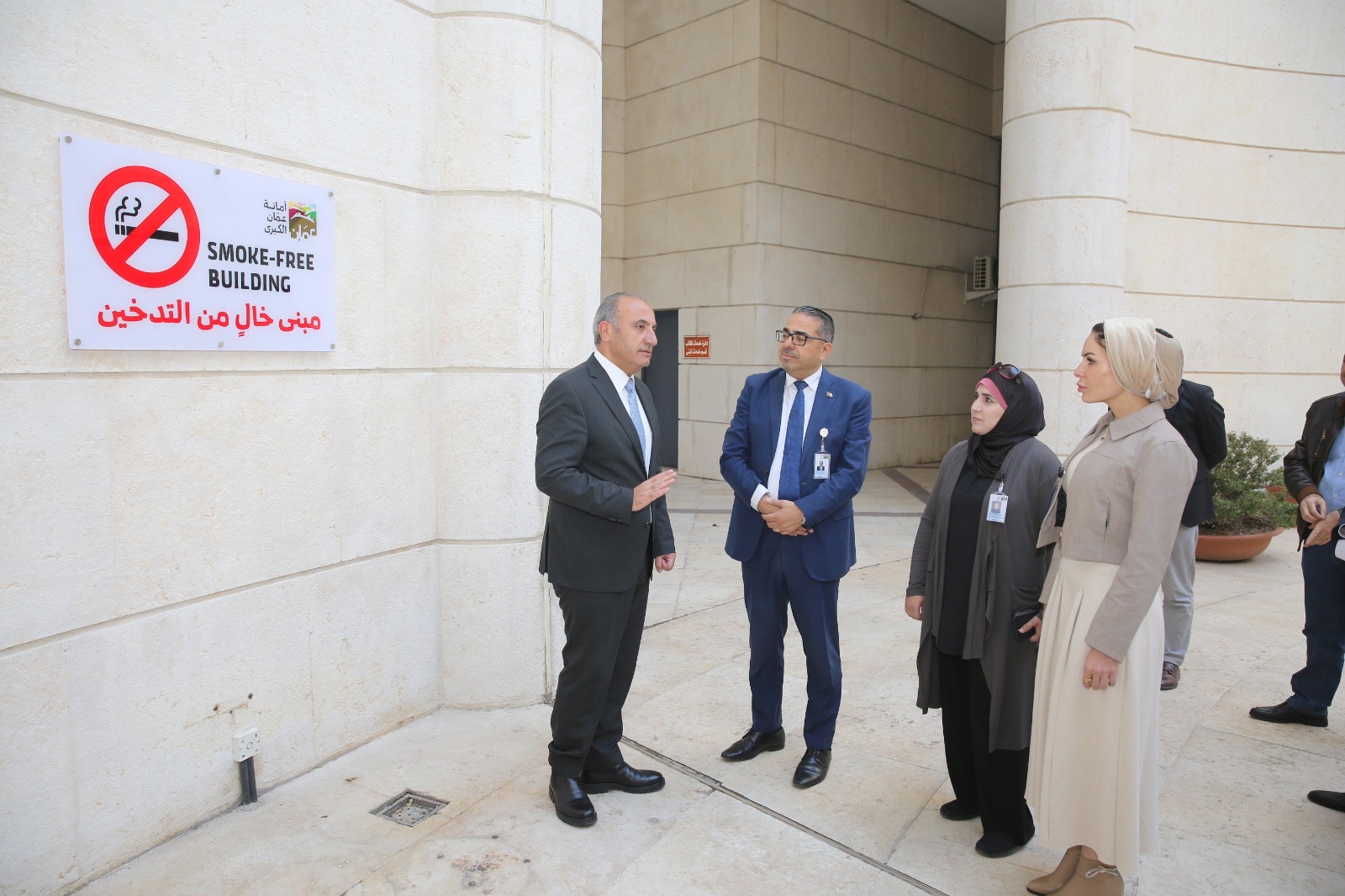 الشواربة: تركيب لوحات مبنى خال من التدخين في مباني امانة عمان