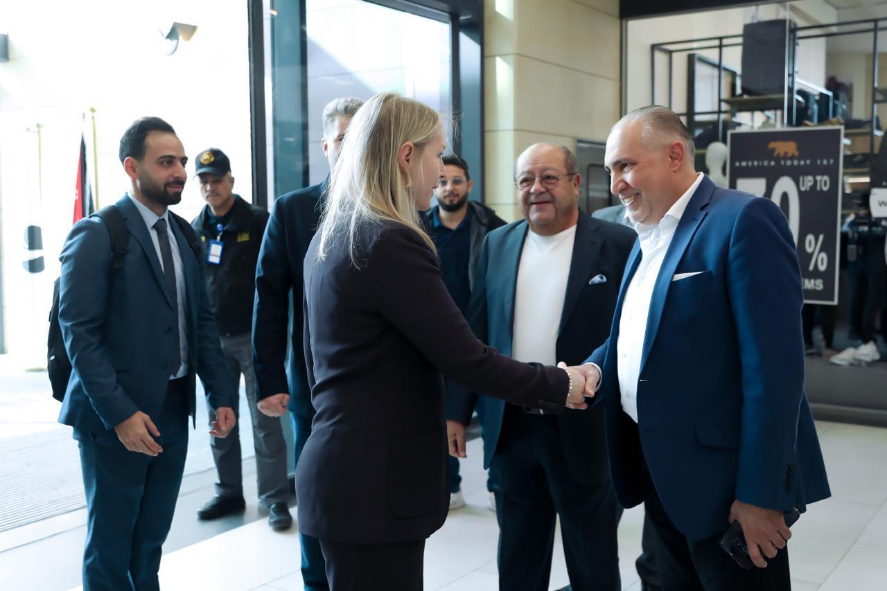 السفيرة الهولندية تزور العقبة وتطّلع على تجربة النافورة مولفي المباني الخضراء