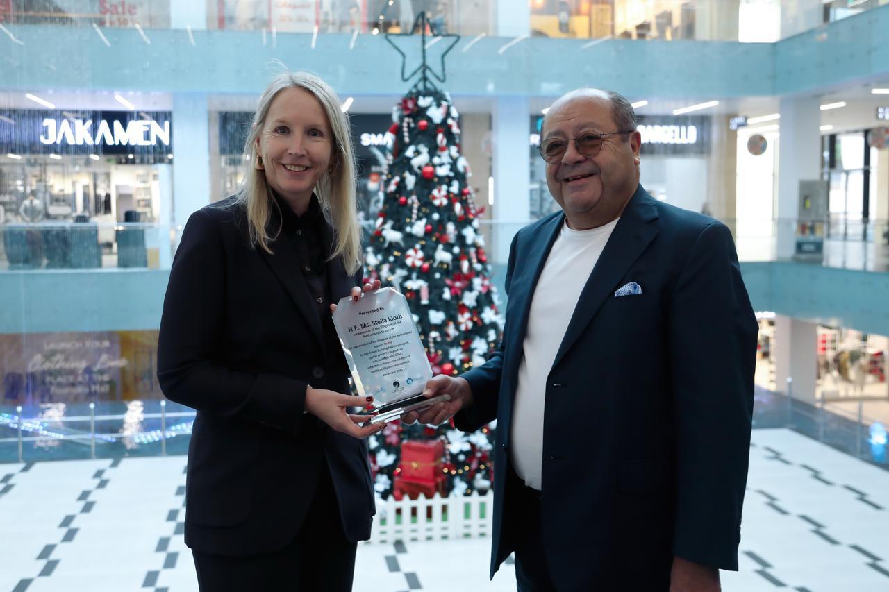 السفيرة الهولندية تزور العقبة وتطّلع على تجربة النافورة مولفي المباني الخضراء