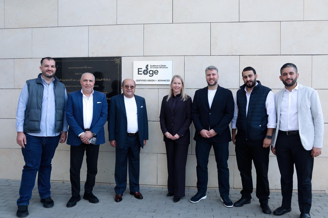 السفيرة الهولندية تزور العقبة وتطّلع على تجربة النافورة مولفي المباني الخضراء