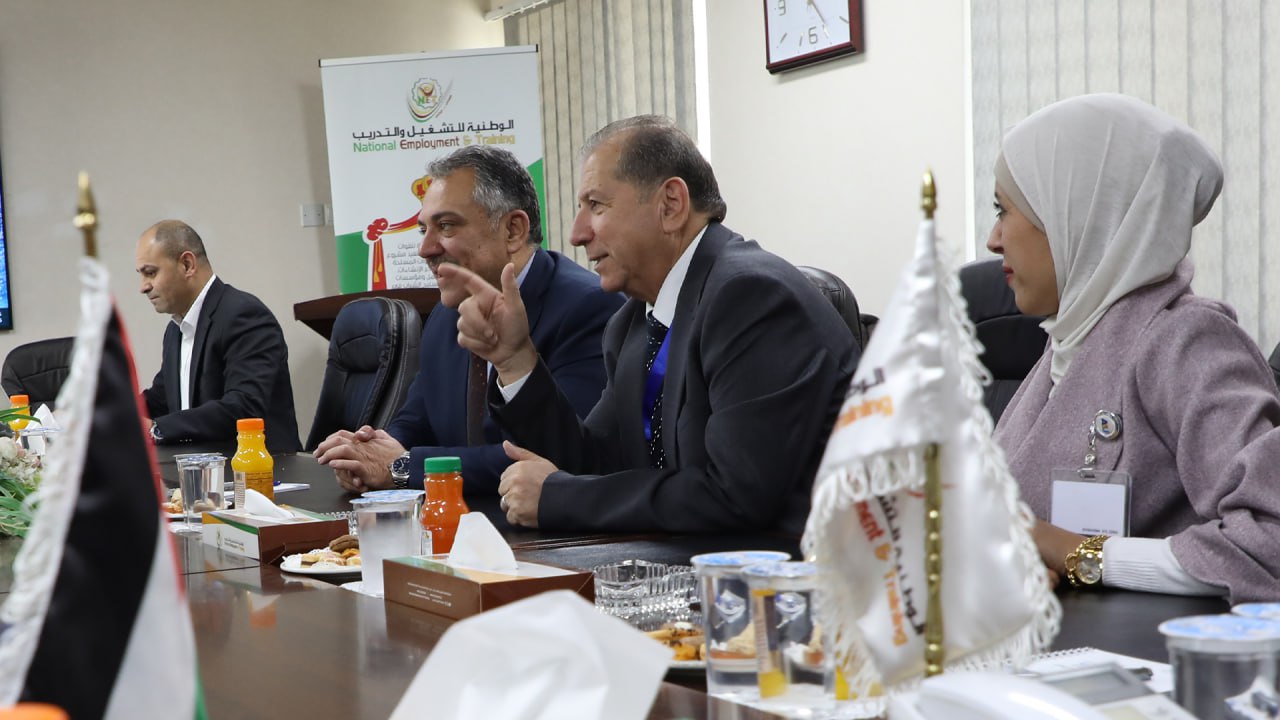 وفد من جامعة عمان العربية يزور الشركة الوطنية للتشغيل والتدريب لبحث تعزيز التعاون المشترك