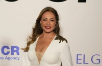 ليلى علوي تثير ضجة بـقبلة حارة على السجادة الحمراء في مصر