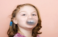 ابتلاع العلكة!.. ماذا يحدث لجسمك؟