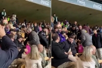 شاهد.. والد لامين جمال يستفز جماهير بيتيس والشرطة تتدخل