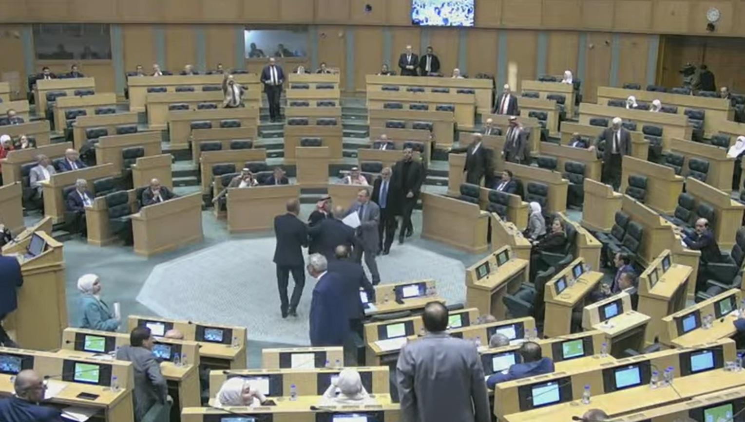 توتر وصراخ خلال كلمة العرموطي تحت القبة.. وتدخل نواب يحول دون تطوّر المشهد