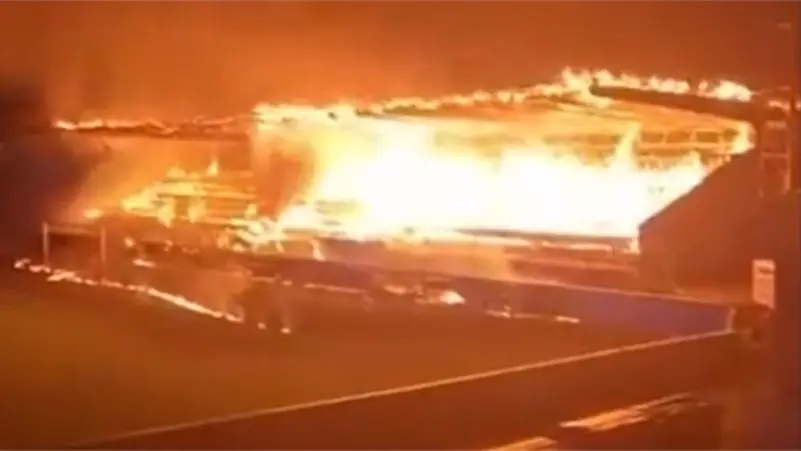 المدرج احترق بالكامل.. ثلاثة مراهقين يشعلون النيران في ملعب فنلندي