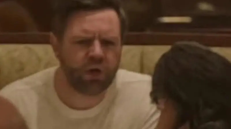 فانس يسخر من نفسه.. أرتدي قميصا داخليا لأتشاجر مع زوجتي