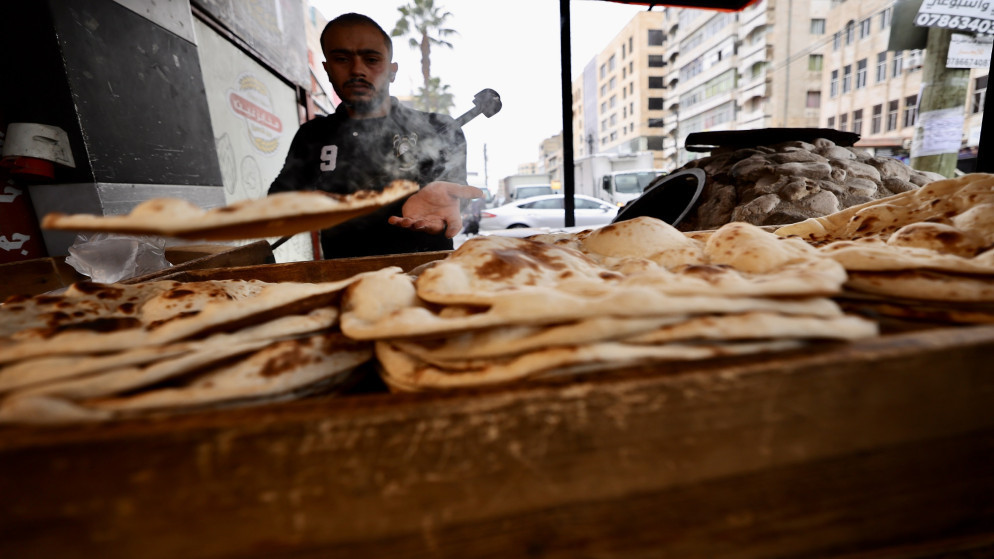 الصناعة: إدامة عمل المخابز والرقابة على الأسواق خلال المنخفض الجوي