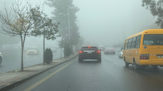 الضباب يلف مناطق واسعة من المملكة وتوقّع هطل غزير للأمطار اليوم