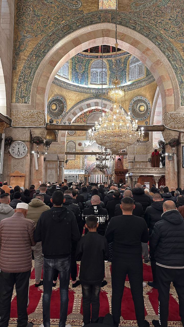 عشرات آلاف المصلين يؤدون صلاة الجمعة في المسجد الأقصى