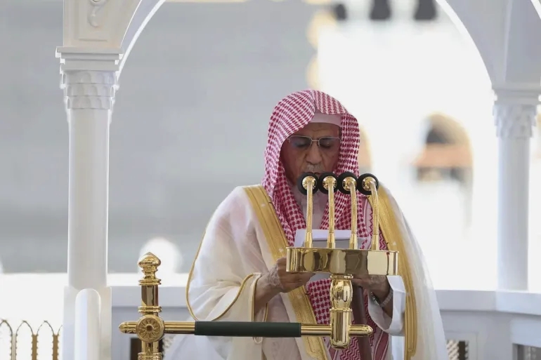 خطيب الحرم المكي يدعو لجعل أطفال فلسطين قدوة لتربية الأبناء 