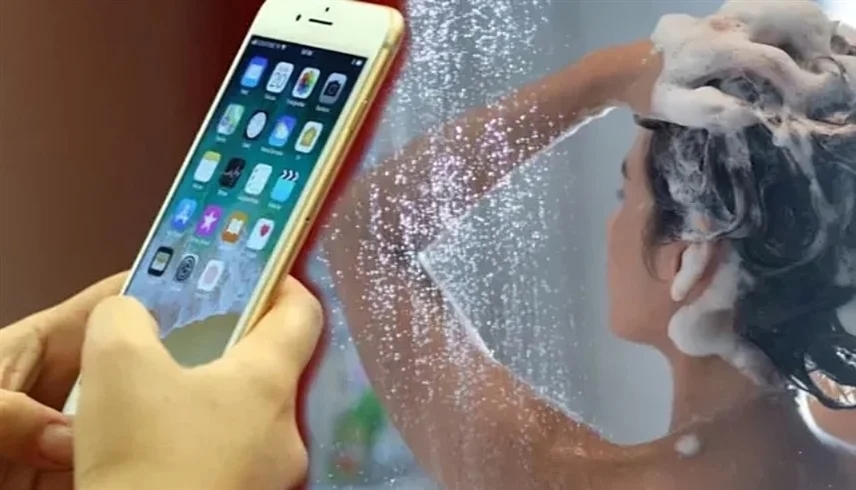 شابة تركية تكشف تصرفاً غريباً ومرعباً من هاتفها الذكي عقب الاستحمام 