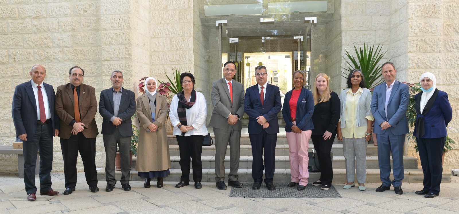 رئيس جامعة البترا يبحث سبل التعاون الأكاديمي مع وفد كلية "إدموندز" 