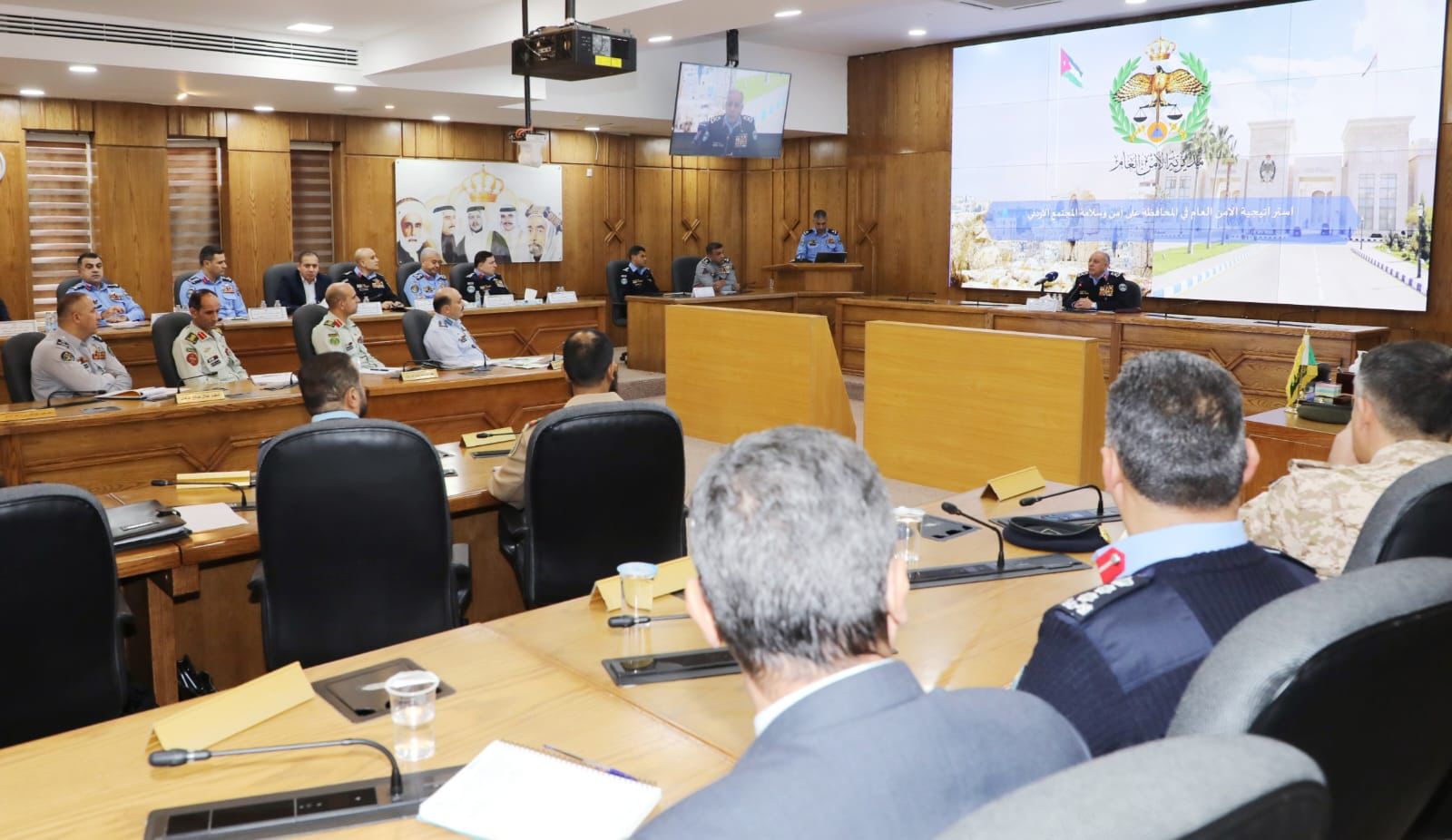 اللواء المعايطة يحاضر في كلية الدفاع الوطني الملكية الأردنية، ويؤكد على تكامل الأدوار بين المؤسسات الوطنية