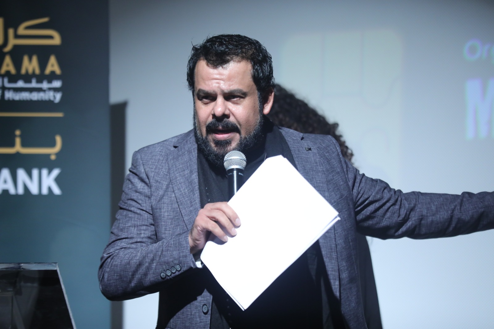 منذر رياحنه يختصر الخبرة الفنية في ختام مهرجان كرامة