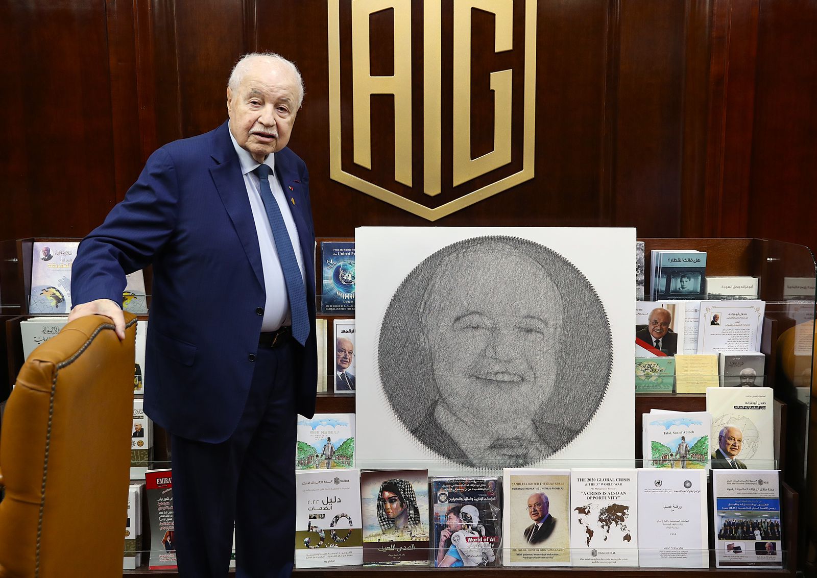 أبوغزاله يتسلم لوحة فنية من موظفي مكتبيه في بغداد وأربيل