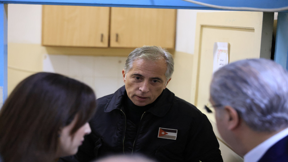 رئيس الوزراء يتفقد عدداً من المواقع في عين الباشا والبقعة وصافوط وأم الدنانير 