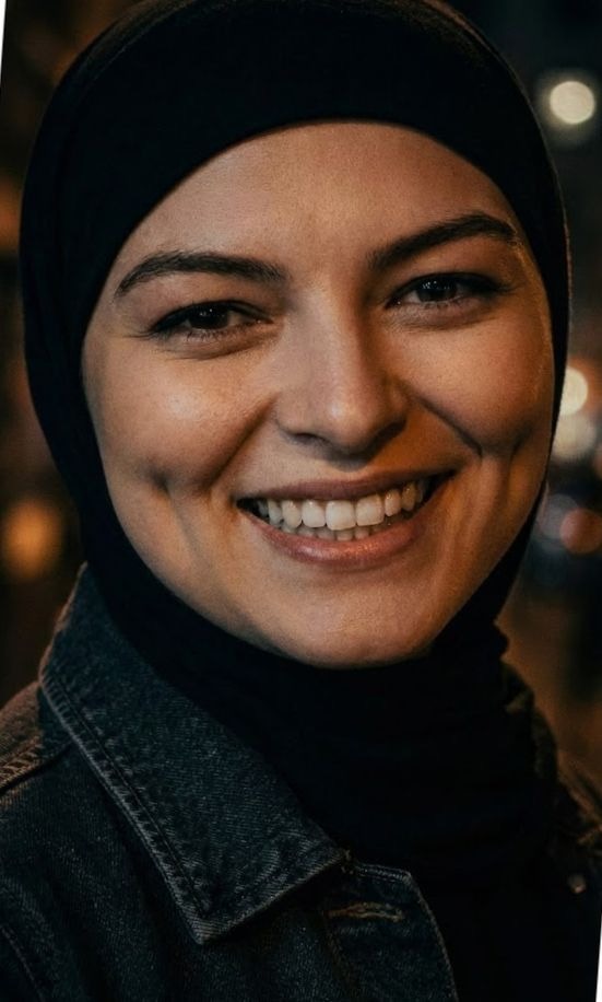 مبتسمة بالحجاب.. آخر صورة نشرتها نيفين مندور قبل ساعات من وفاتها