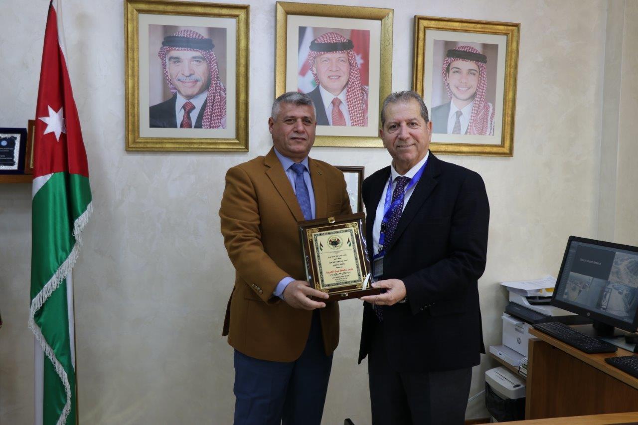 رئيس جامعة عمّان العربية يستقبل وفدًا من بلدية بيرين