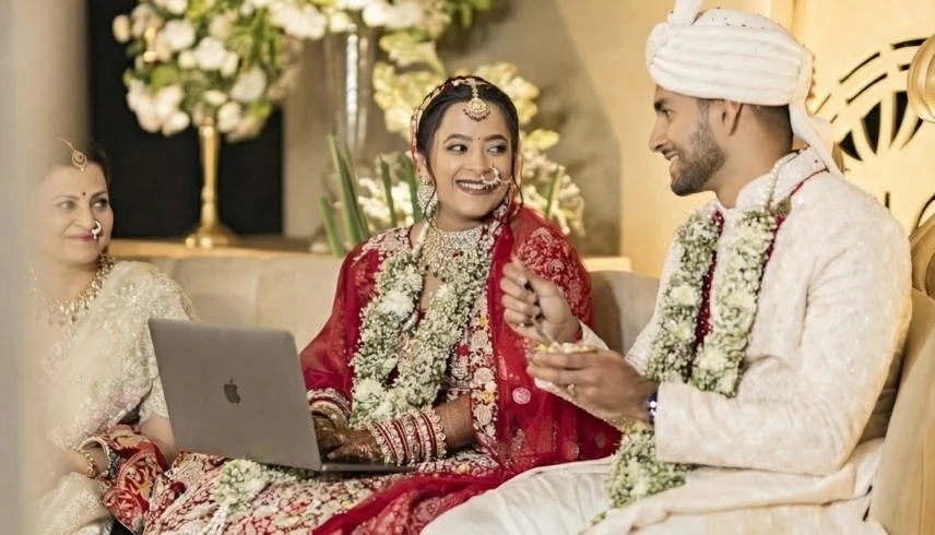 تركت العريس وانشغلت بالحاسوب.. عروس تثير الذهول بإنهاء مهمة عمل بحفل زفافها