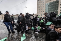 تصعيد غير مسبوق.. مروحية تتدخل لفض اشتباكات الشرطة والحريديم