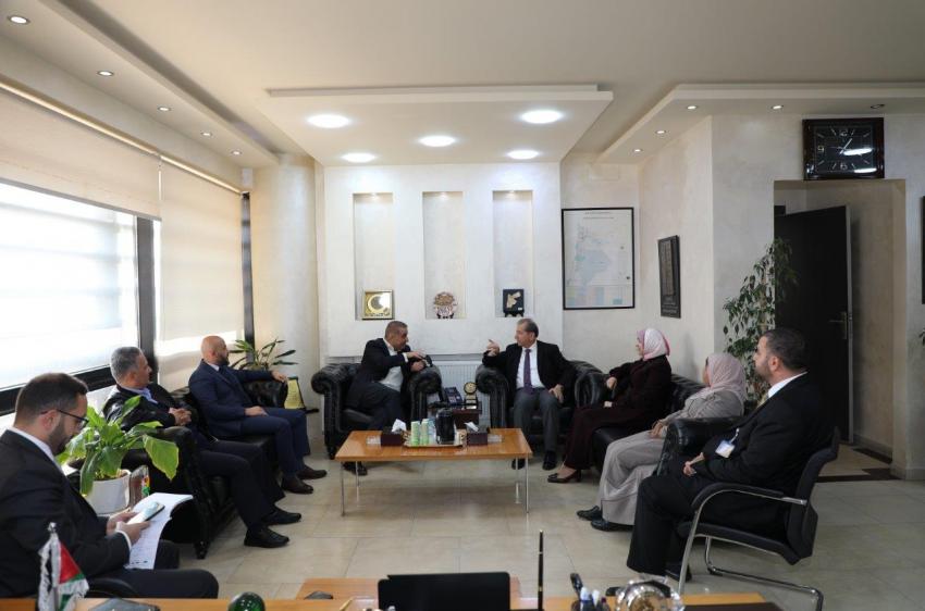 رئيس جامعة عمان العربية يستقبل وفداً من جمعية لجنة اليتيم العربي
