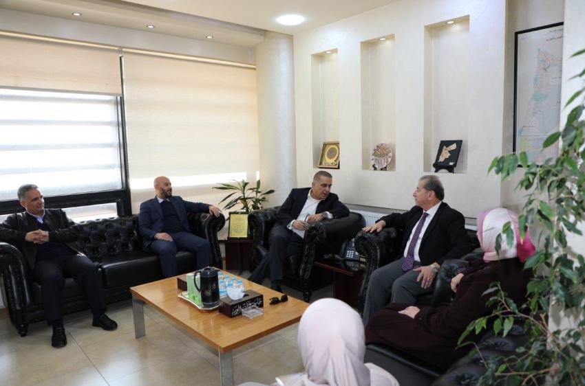 رئيس جامعة عمان العربية يستقبل وفداً من جمعية لجنة اليتيم العربي