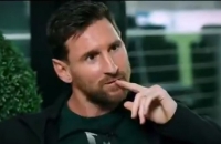 رد فعل ميسي على سؤال حول حياته .. فيديو