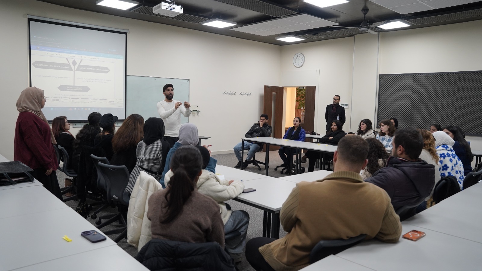 برنامج تدريبي لطلبة "إعلام الشرق الأوسط" حول تقنيات استقصاء المصادر 