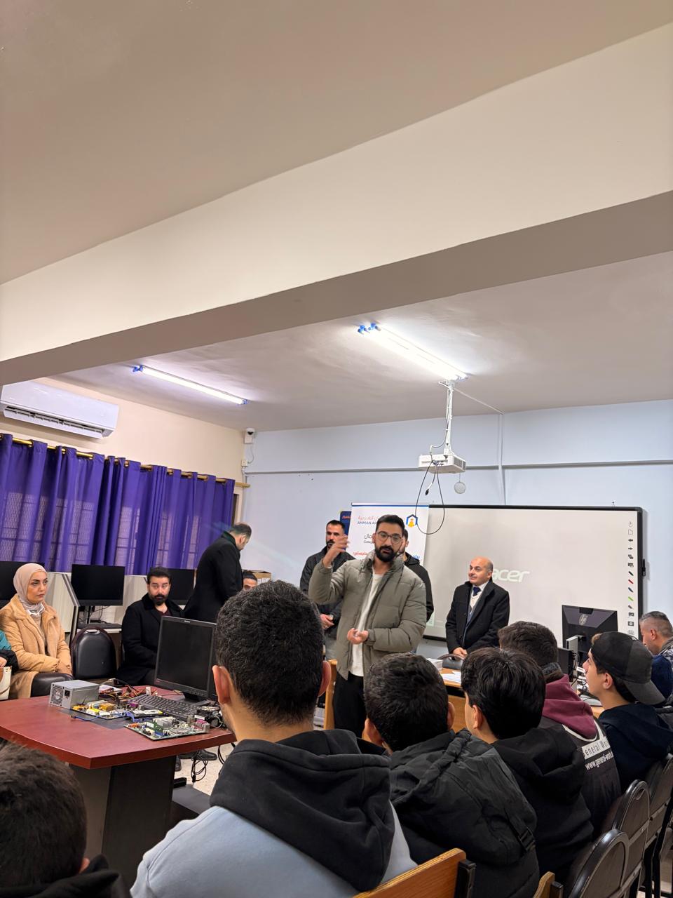 كلية الأعمال في عمان العربية تنفّذ زيارة توعوية لمدرسة رشيد طليع الثانوية لتعزيز وعي الطلبة باختيار التخصصات الجامعية المطلوبة في سوق العمل
