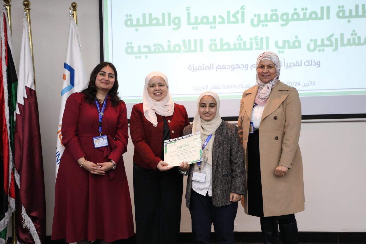 كلية الصيدلة في جامعة عمان العربية تكرّم طلبتها المتفوقين والمتميزين في الأنشطة اللامنهجية