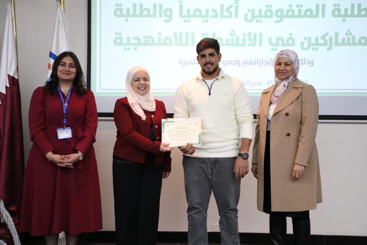 كلية الصيدلة في جامعة عمان العربية تكرّم طلبتها المتفوقين والمتميزين في الأنشطة اللامنهجية