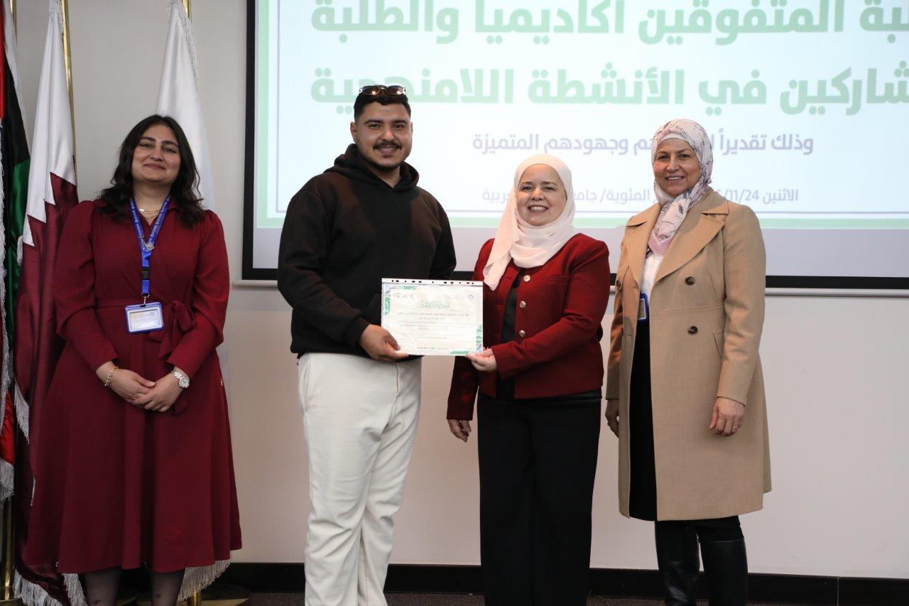 كلية الصيدلة في جامعة عمان العربية تكرّم طلبتها المتفوقين والمتميزين في الأنشطة اللامنهجية