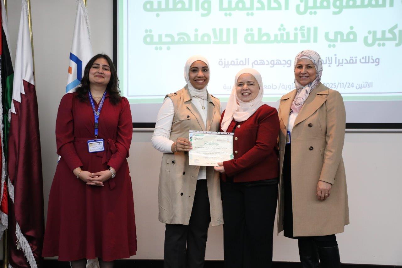 كلية الصيدلة في جامعة عمان العربية تكرّم طلبتها المتفوقين والمتميزين في الأنشطة اللامنهجية